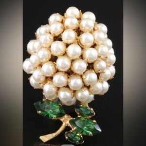 SIGNED Schreiner of New York Rhinestone and Faux Pearl Brooch
